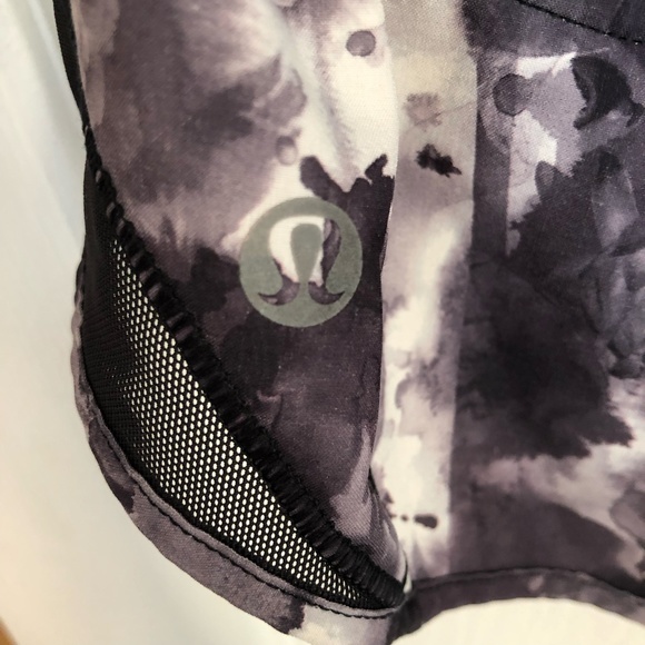 Lululemon Hotty Hot Short Black Roses - Picture 6 of 11